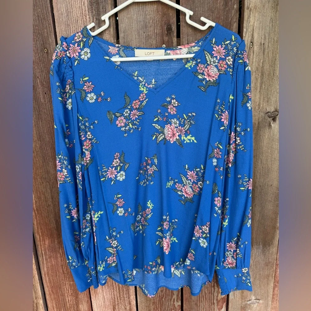 Loft Blue Floral V-Neck Long Sleeve Blouse Size Medium